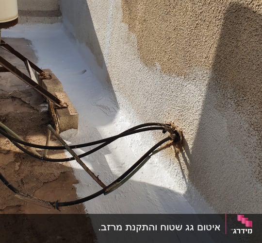 איטום קיר עם חומר לבן סביב צינורות חשמל